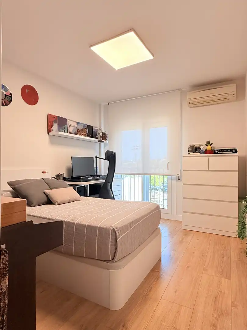 Dormitori de Casa o xalet en venda en Sant Boi de Llobregat amb Aire condicionat, Calefacció i Jardí privat