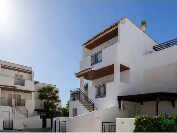 Flat with garden to rent in Avenida Ciudad de Barcelona 58