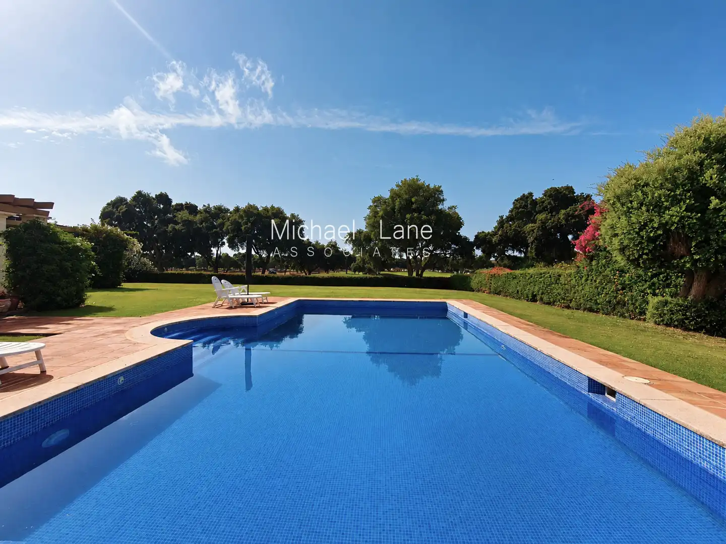 Swimming pool of Houses for sale in Sotogrande  with Air Conditioner, Heating and Private garden