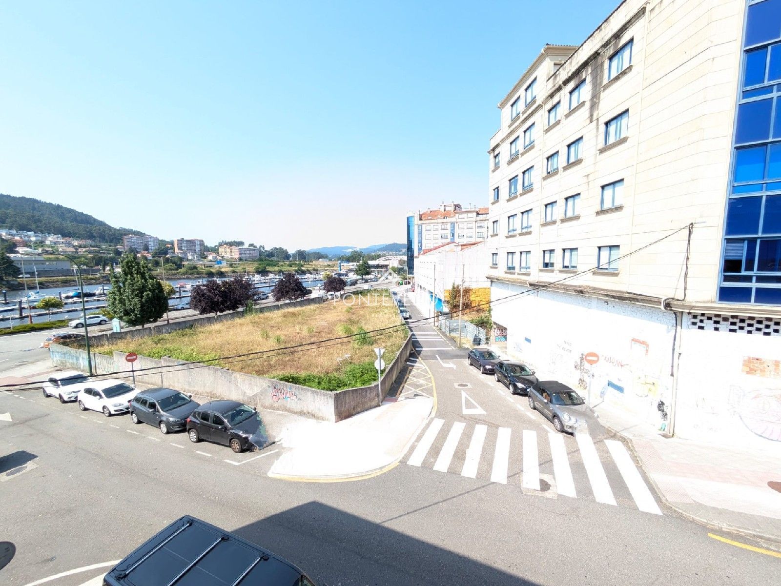 Vista exterior de Pis en venda en Pontevedra Capital  amb Calefacció