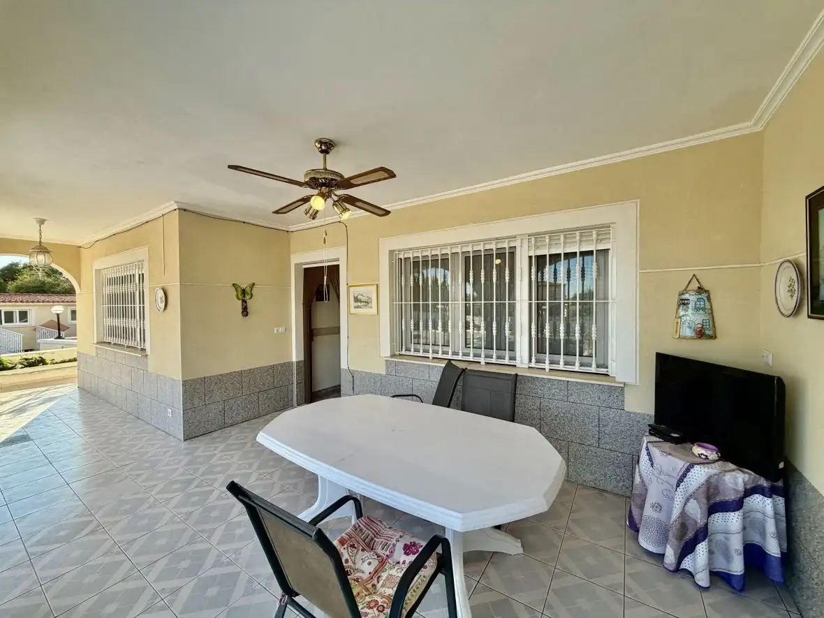 Außenansicht von Haus oder Chalet zum Verkauf in Elche / Elx mit Klimaanlage, Terrasse und Schwimmbad