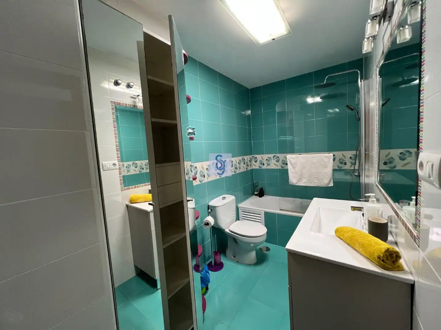 Baño de Piso en venta en Málaga con Aire acondicionado, Amueblado y Lavadora