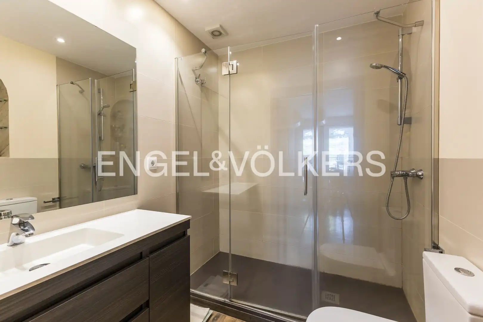 Baño de Piso en venta en Madrid con Calefacción, Jardín privado y Parquet
