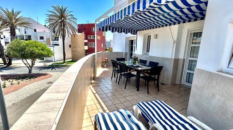 Piso al lado del mar, puerto deportivo, terraza, y rodeado de todo lo que necesites.