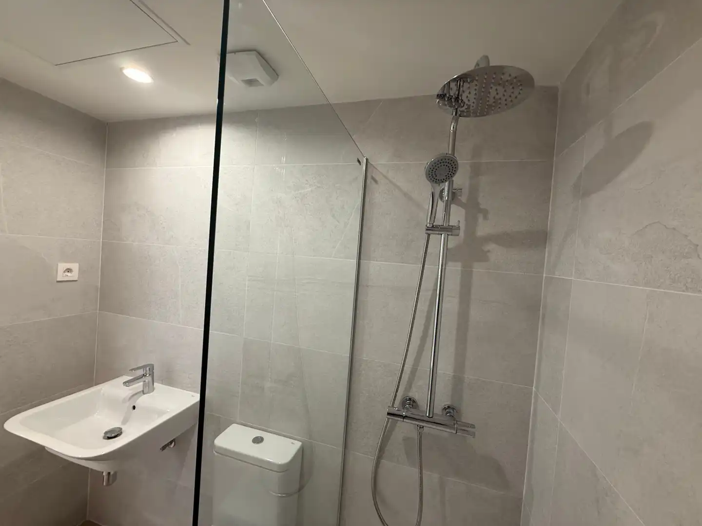 Bathroom of Flat for rent in Madrid  with Heating, Terrace and Storage room