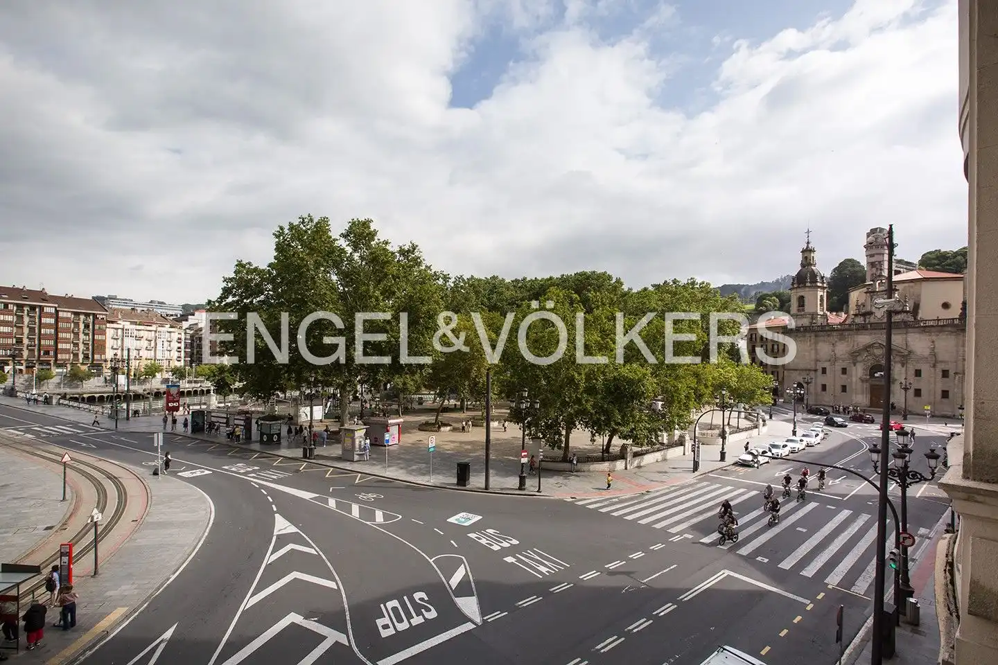 Vista exterior de Piso de alquiler en Bilbao  con Calefacción, Amueblado y Balcón