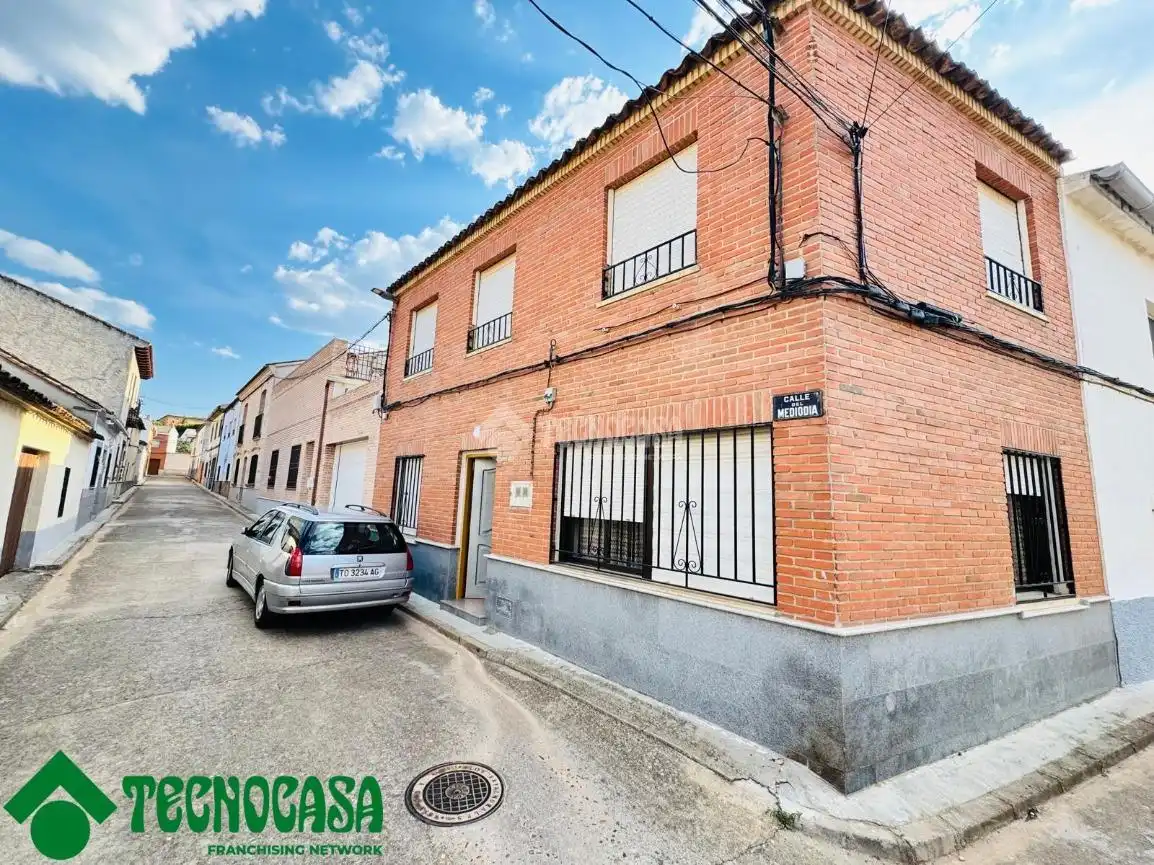 Vista exterior de Casa adosada en venta en Los Navalmorales con Aire acondicionado y Terraza