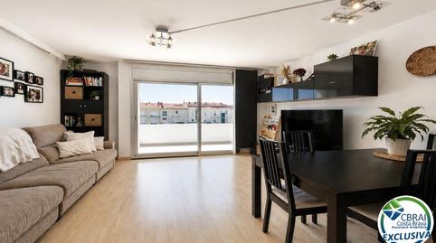 Dúplex ático con gran terraza y parking en el centro de Roses