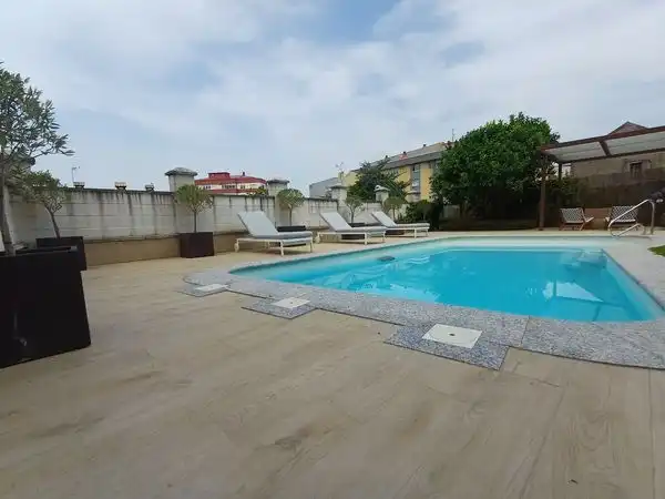 Piscina de Casa o xalet en venda en Vigo  amb Calefacció, Jardí privat i Parquet