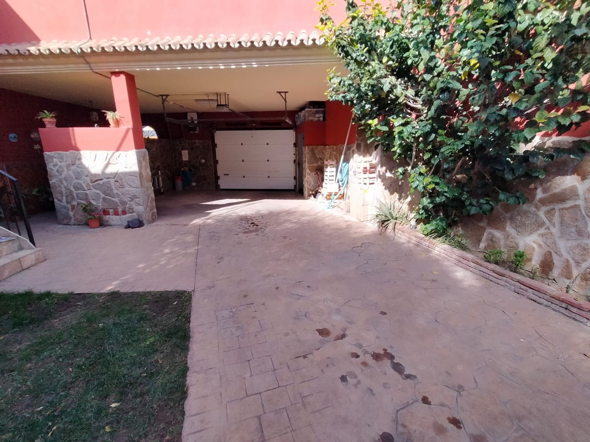 Parking of House or chalet for sale in La Línea de la Concepción  with Air Conditioner, Private garden and Storage room
