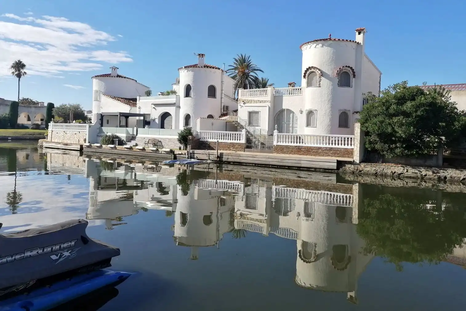 Vista exterior de Casa o xalet en venda en Empuriabrava amb Aire condicionat, Jardí privat i Terrassa