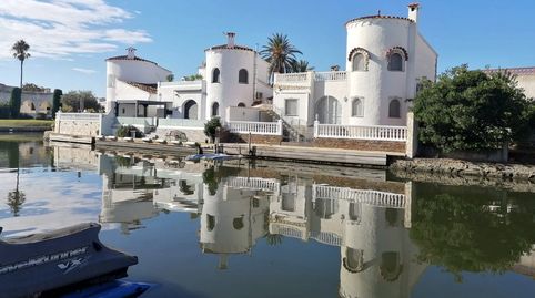 Casa al canal con amarre de 13M y apartamento independiente.