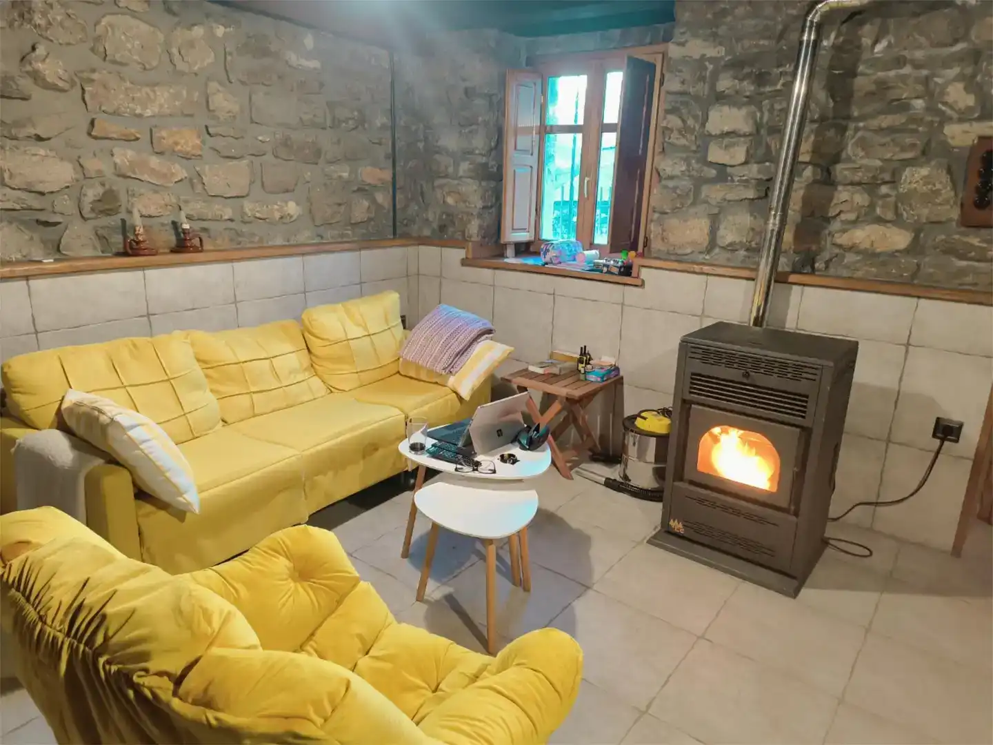 Sala d'estar de Finca rústica en venda en Cabrillanes amb Moblat