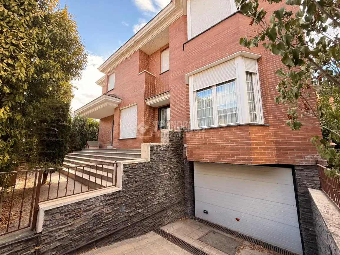 Vista exterior de Casa o xalet en venda en Talavera de la Reina amb Aire condicionat, Calefacció i Parquet