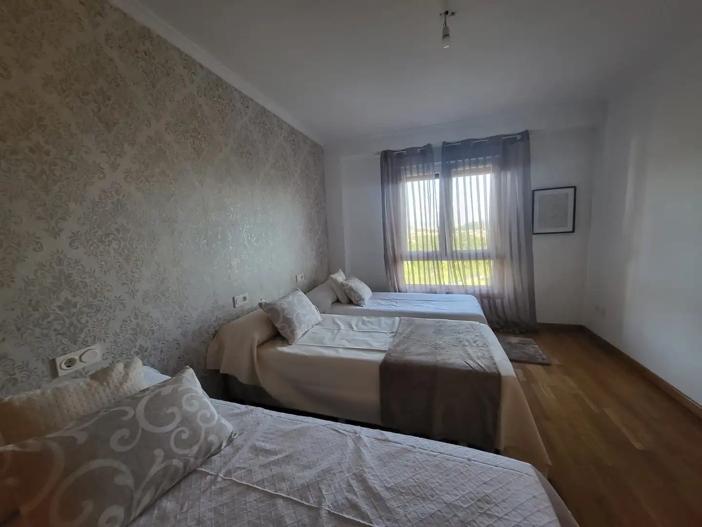 Dormitori de Casa adosada de lloguer en Cangas  amb Calefacció, Jardí privat i Parquet