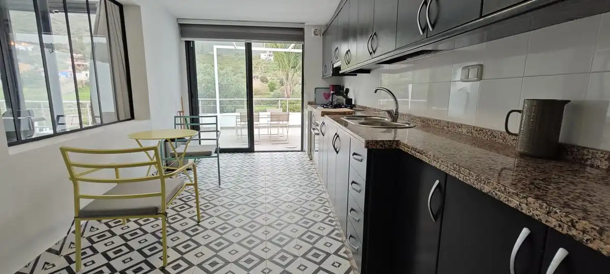 Cuina de Casa o xalet en venda en Marbella amb Aire condicionat, Jardí privat i Piscina