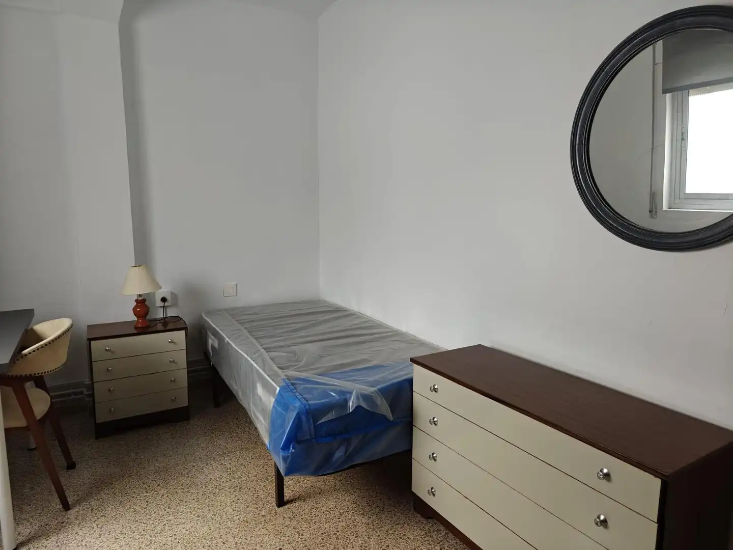 Habitación de Piso para compartir en Granada con Calefacción, Amueblado y Balcón