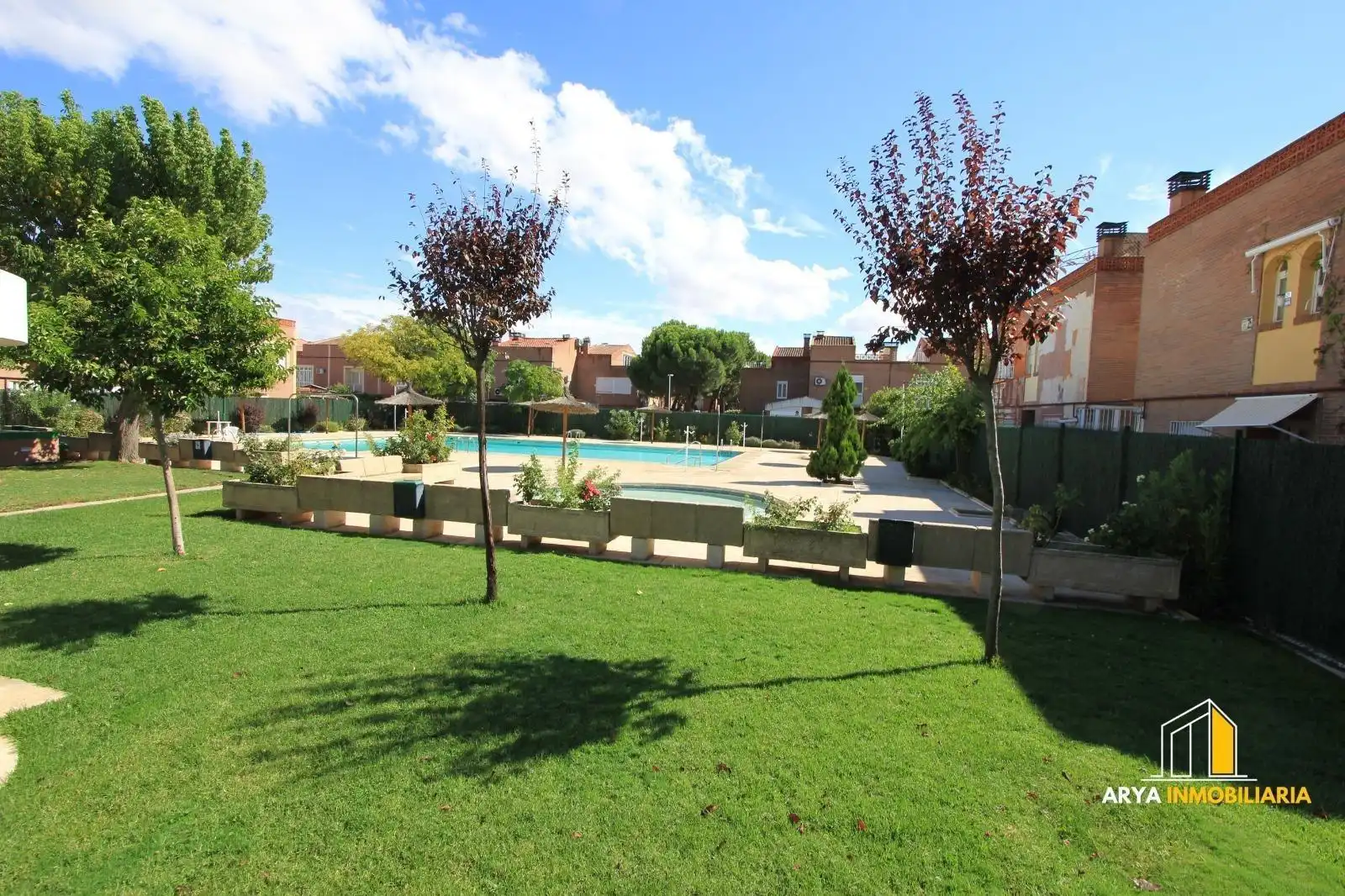 Schwimmbecken von Einfamilien-Reihenhaus zum Verkauf in Torrejón de Ardoz mit Klimaanlage, Heizung und Terrasse