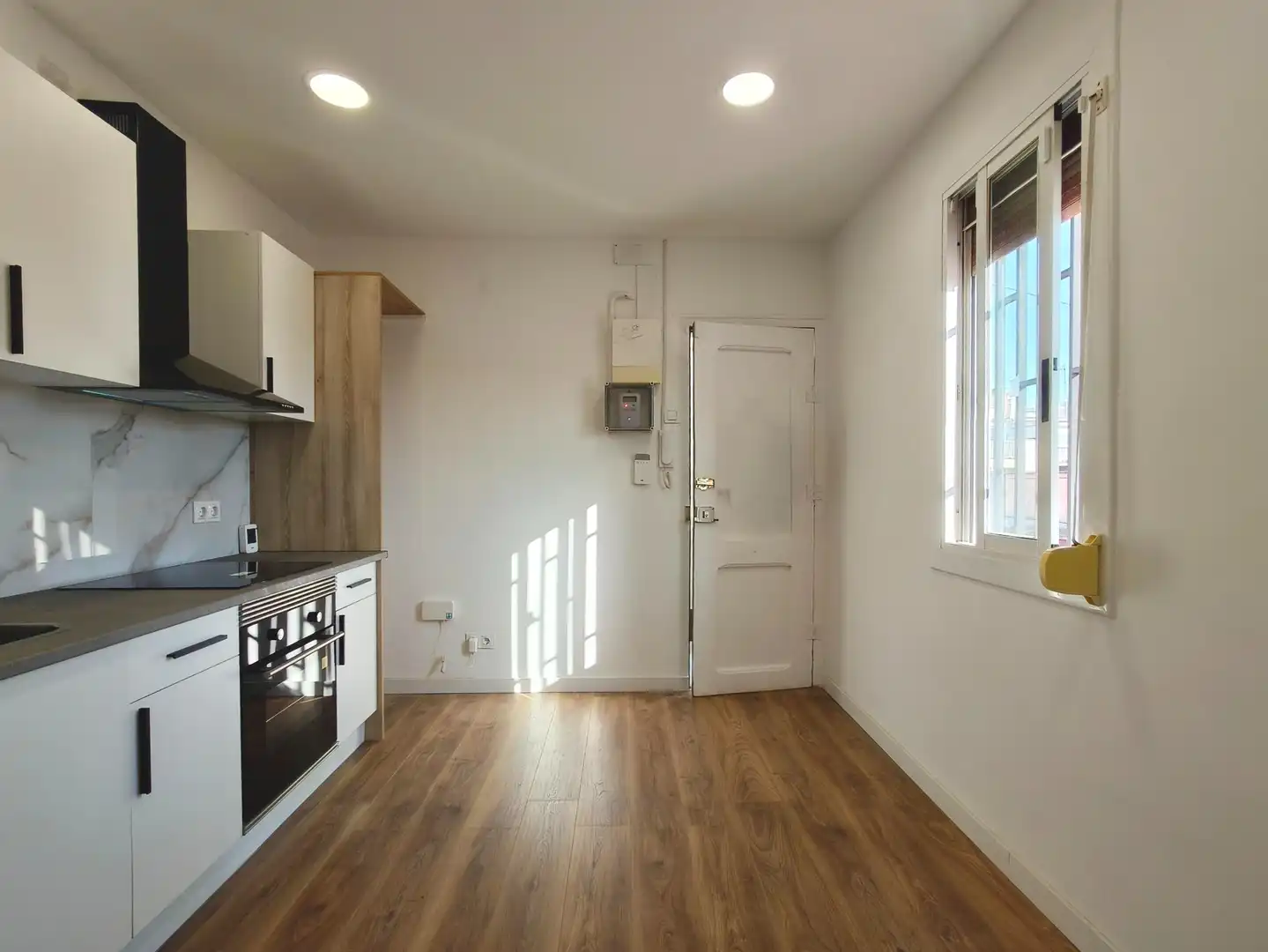 Cocina de Ático en venta en L'Hospitalet de Llobregat con Parquet, Terraza y Trastero