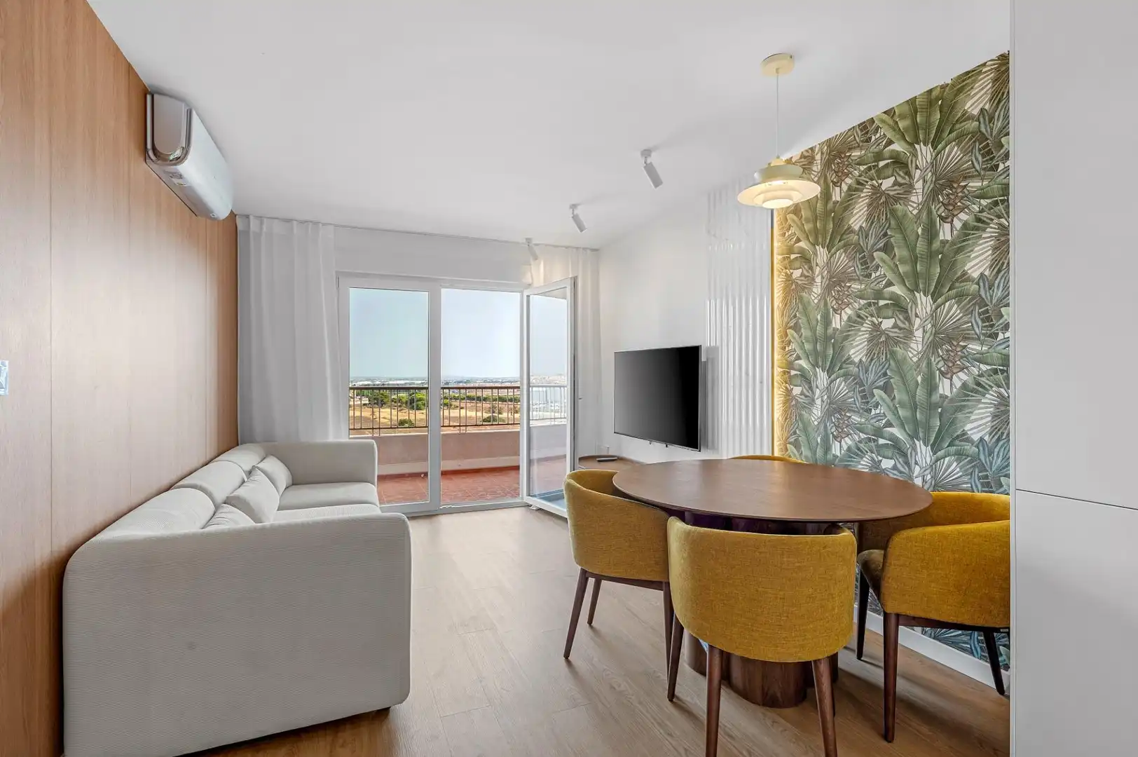 Sala de estar de Piso en venta en Torrevieja con Terraza, Piscina y Piscina comunitaria