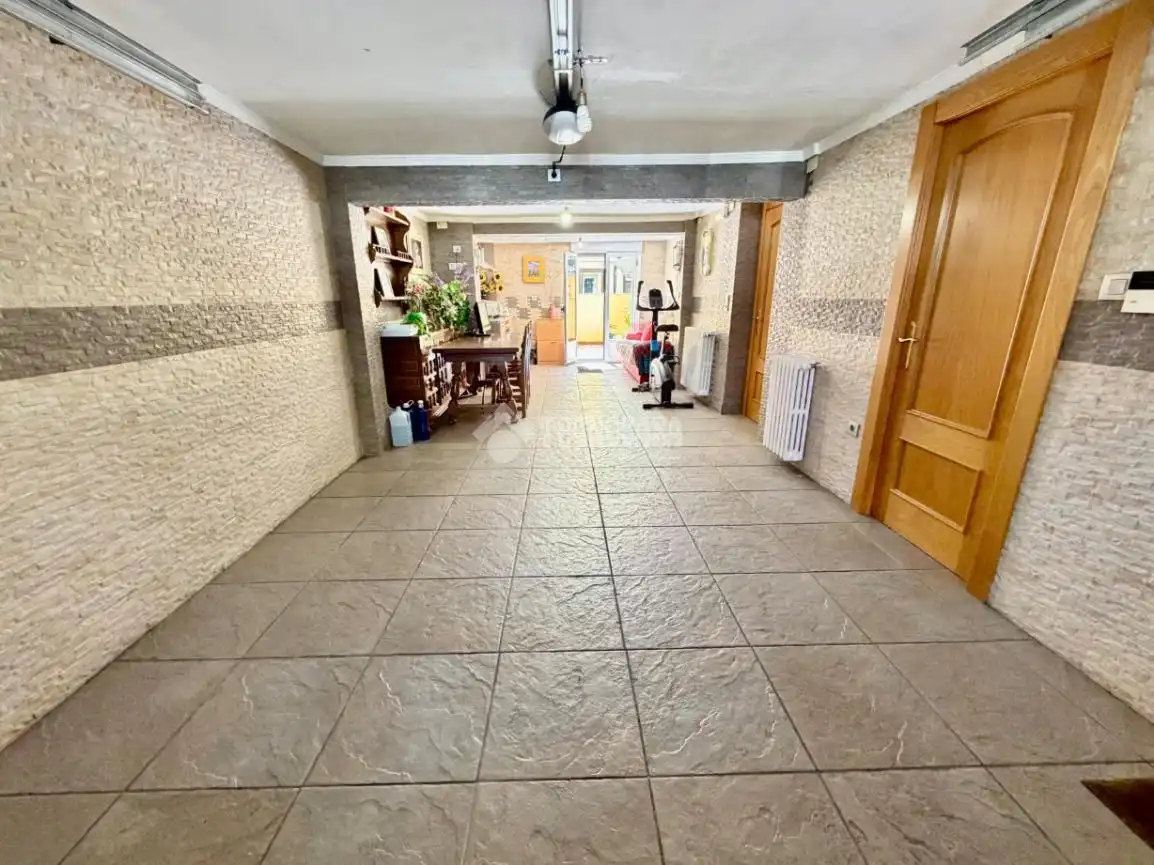 Casa adosada en venta en León Capital  con Parquet, Terraza y Amueblado