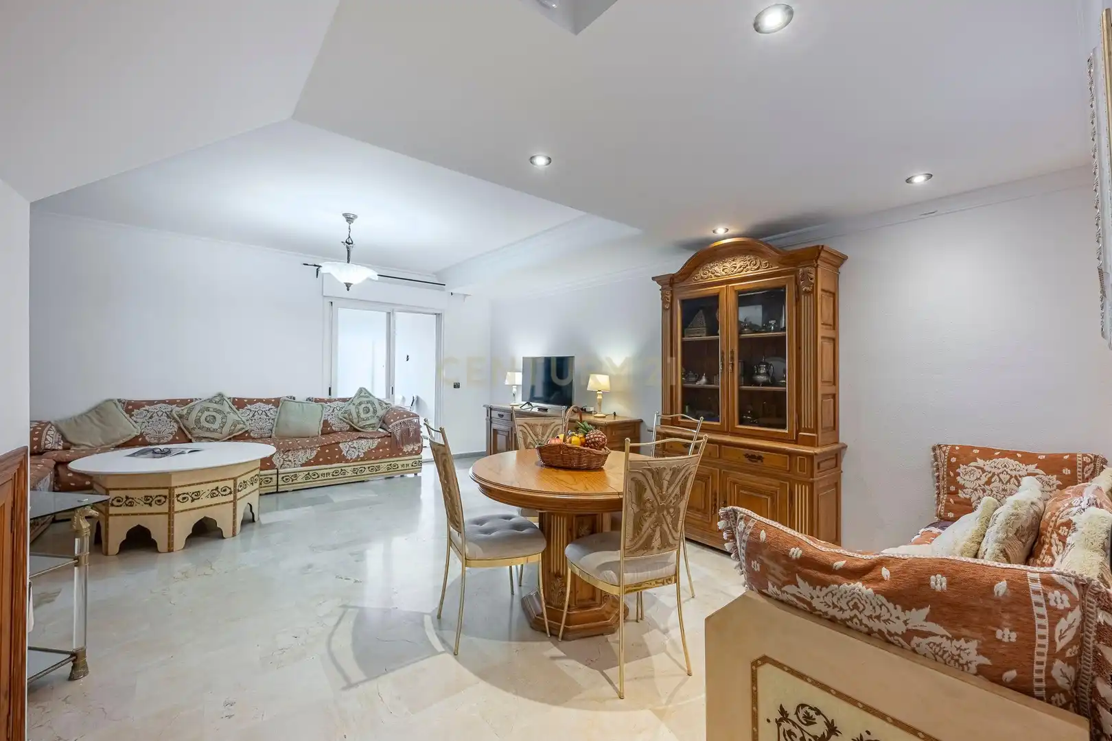 Sala d'estar de Casa adosada en venda en Marbella amb Piscina comunitària