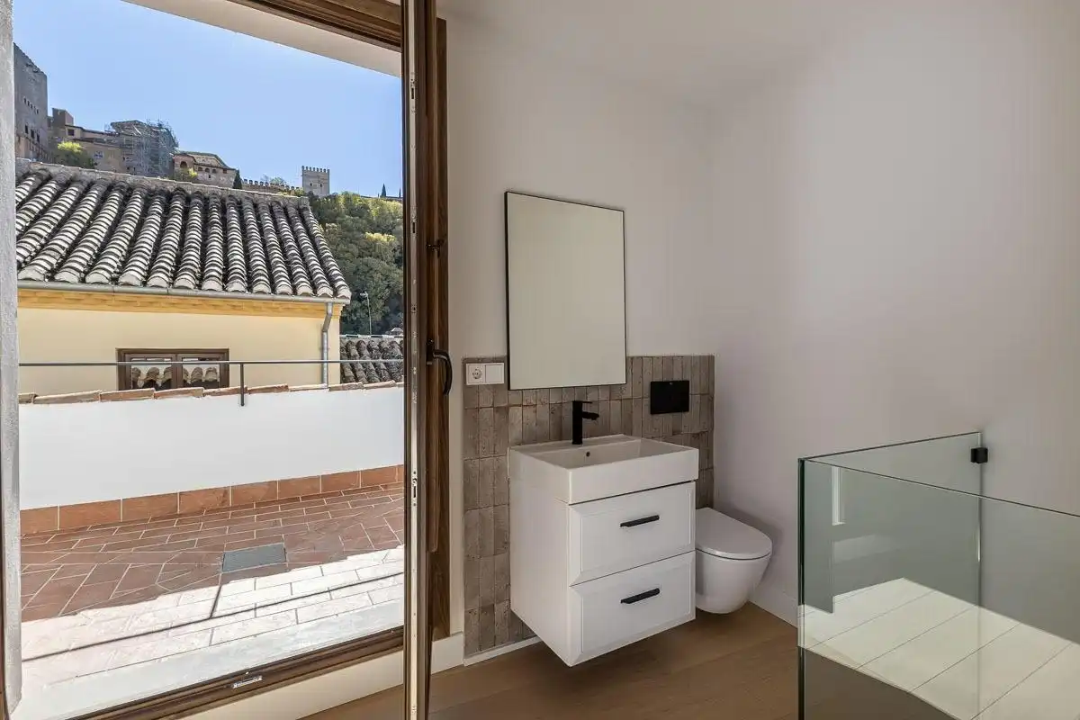 Bany de Dúplex en venda en Granada amb Aire condicionat i Terrassa