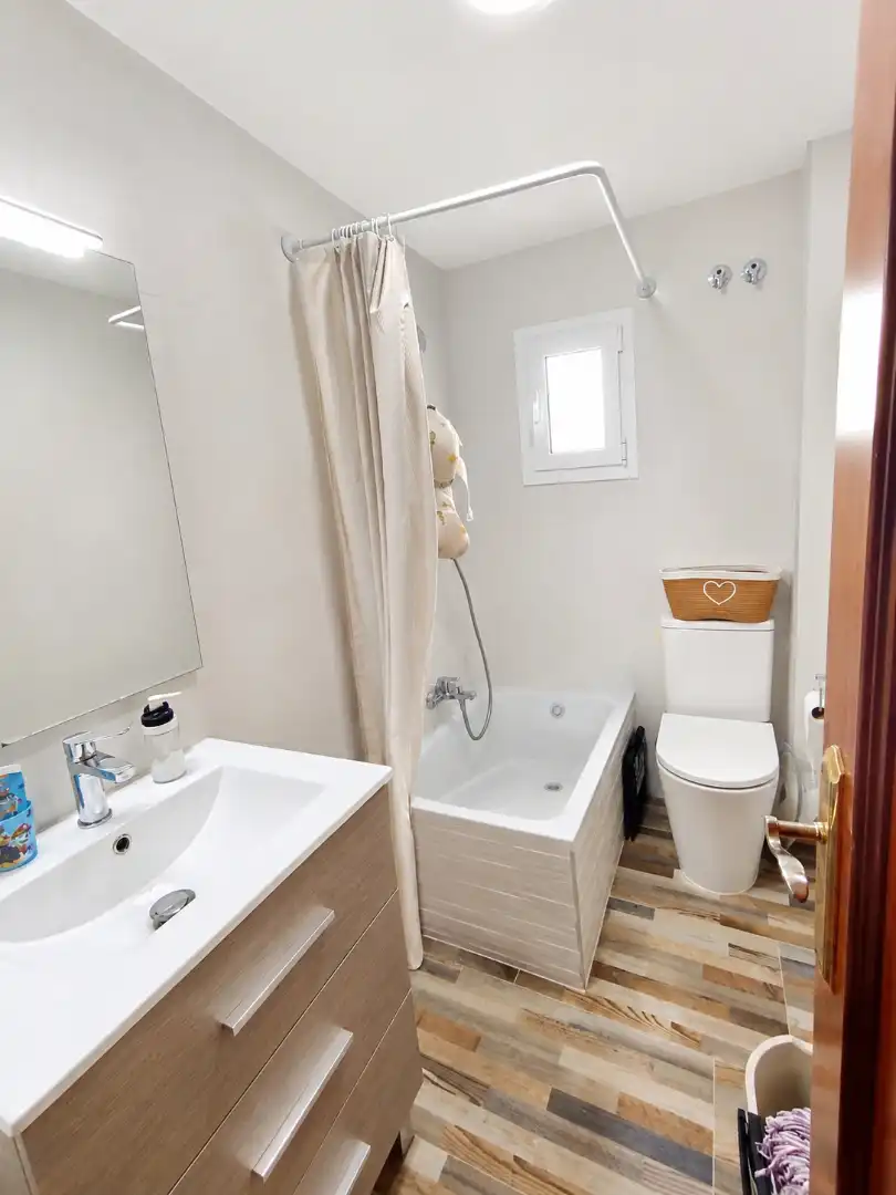 Bathroom of Flat for sale in San Juan de Aznalfarache  with Air Conditioner