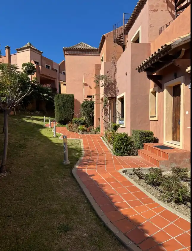 Vista exterior de Casa adosada en venda en Estepona amb Aire condicionat, Calefacció i Jardí privat