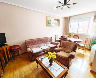 Sala d'estar de Pis en venda en León Capital  amb Parquet, Terrassa i Moblat