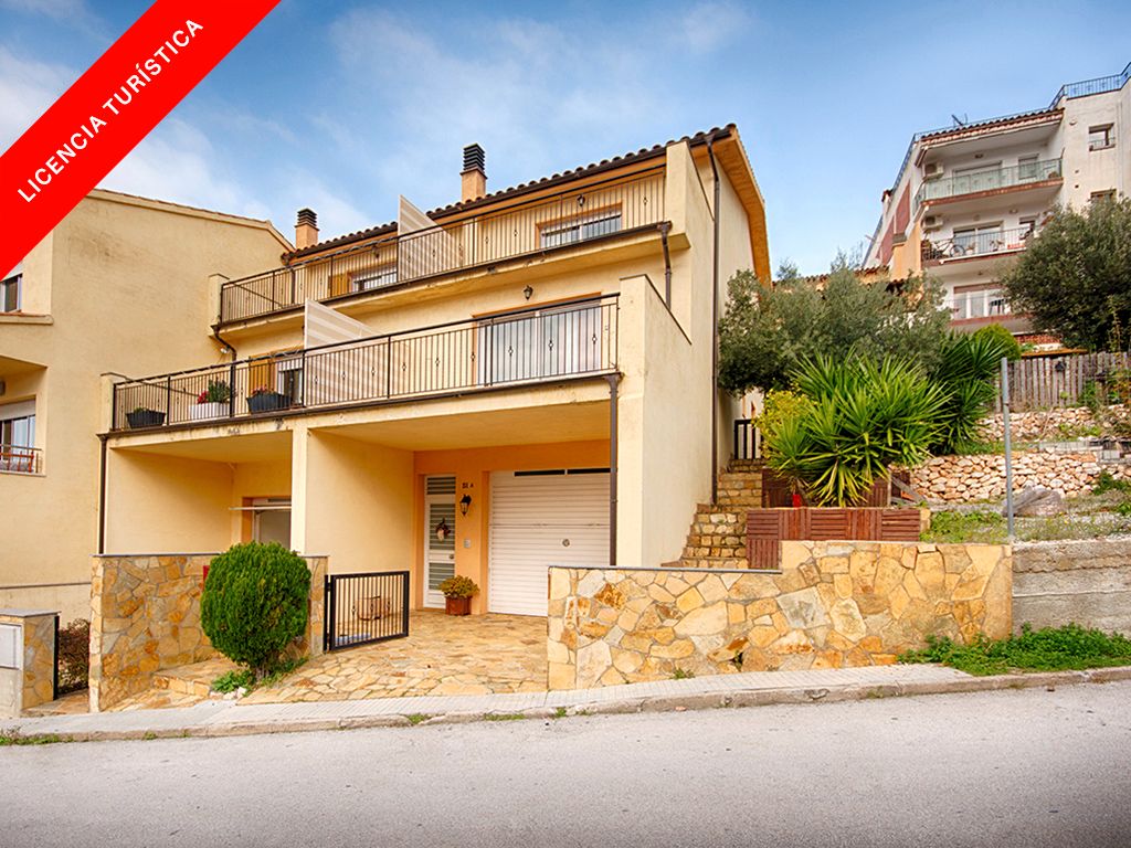 Vista exterior de Casa adosada en venda en Llançà amb Calefacció, Jardí privat i Terrassa