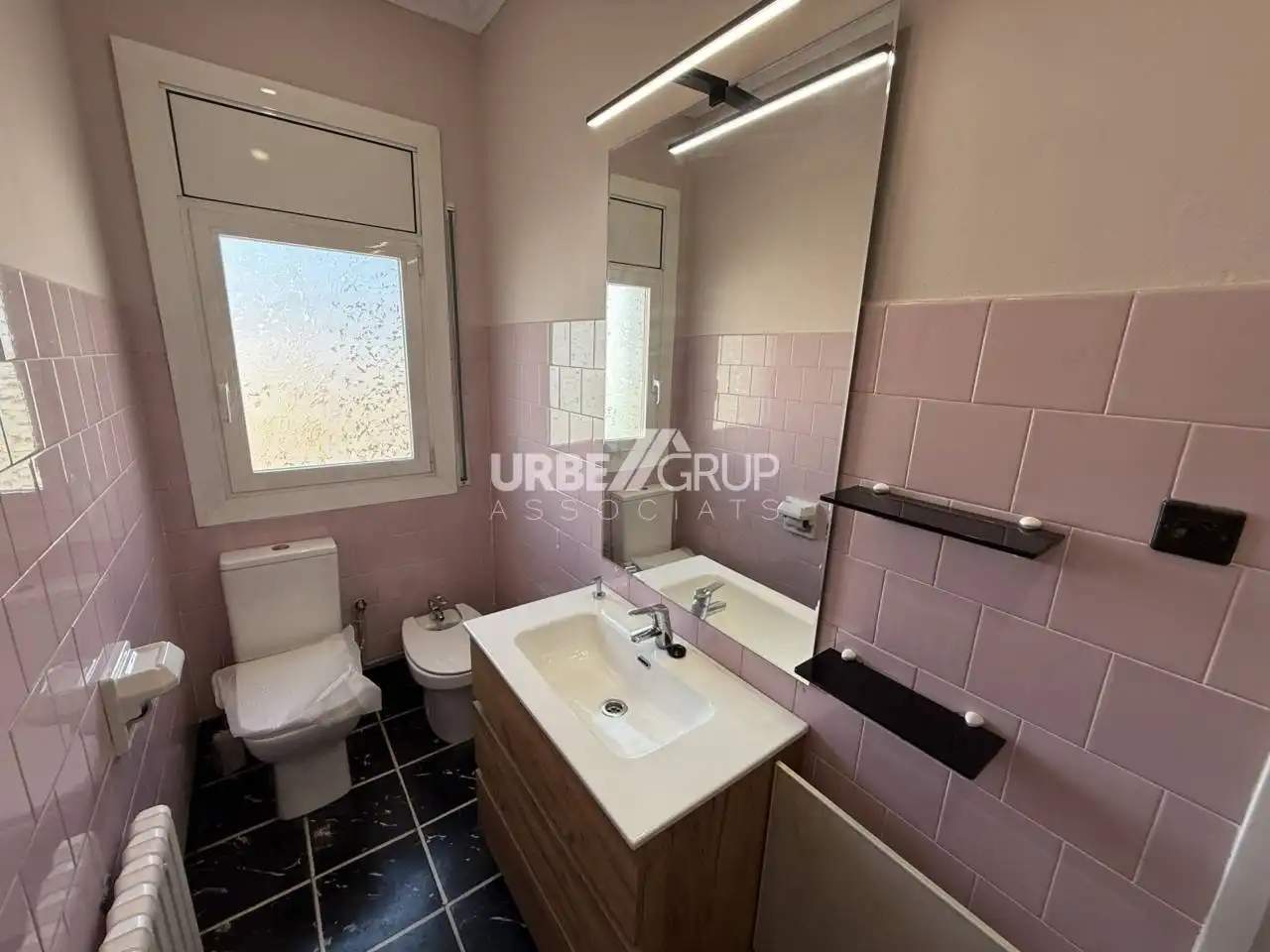 Bathroom of Flat for rent in Terrassa  with Air Conditioner, Heating and Terrace