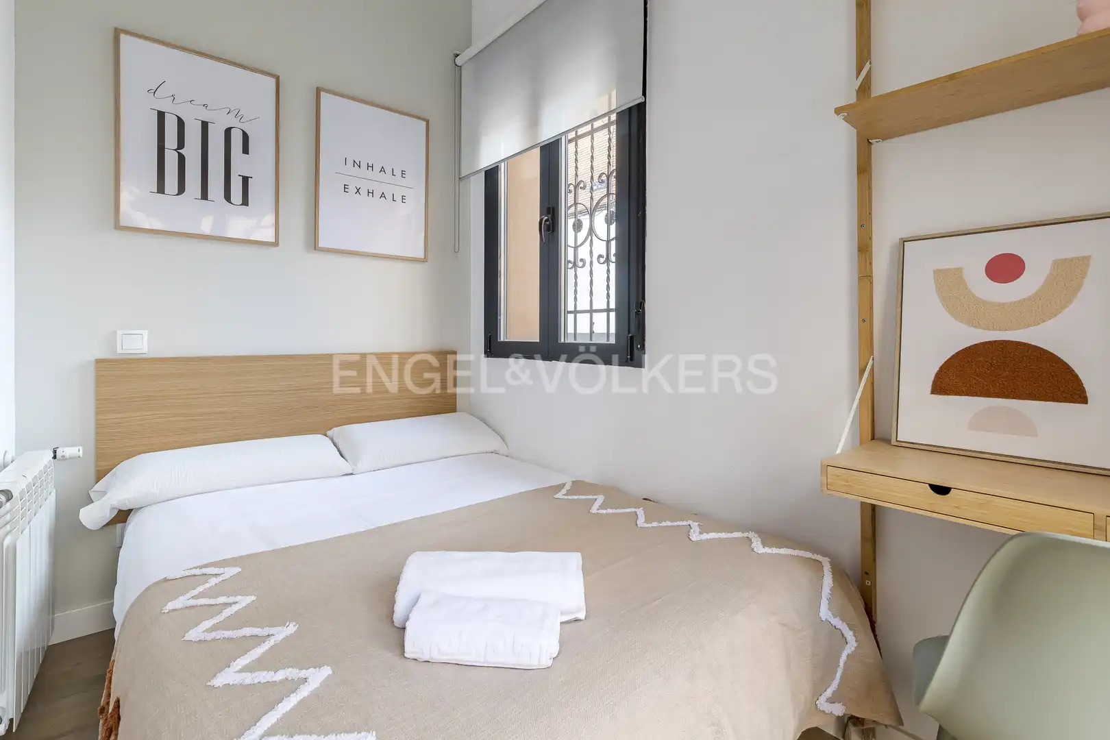 Dormitori de Apartament de lloguer en Madrid amb Aire condicionat, Calefacció i Moblat