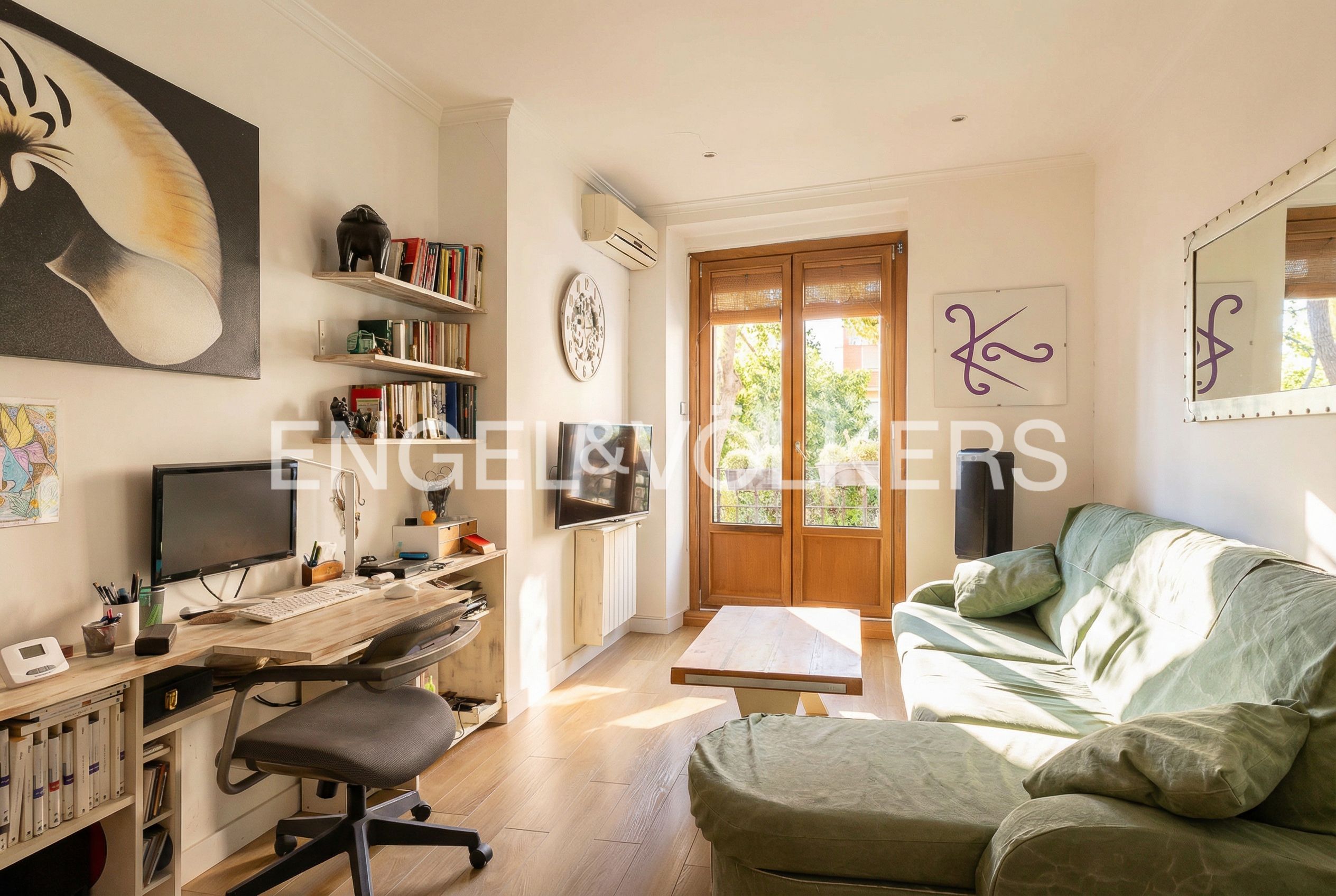 Living room of Flat for sale in  Madrid Capital  with Air Conditioner, Heating and Balcony