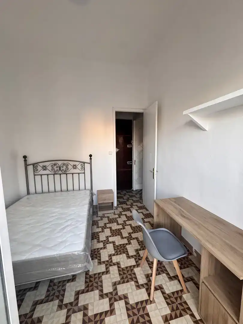 Dormitori de Pis per a compartir en Melilla amb Aire condicionat, Moblat i Balcó