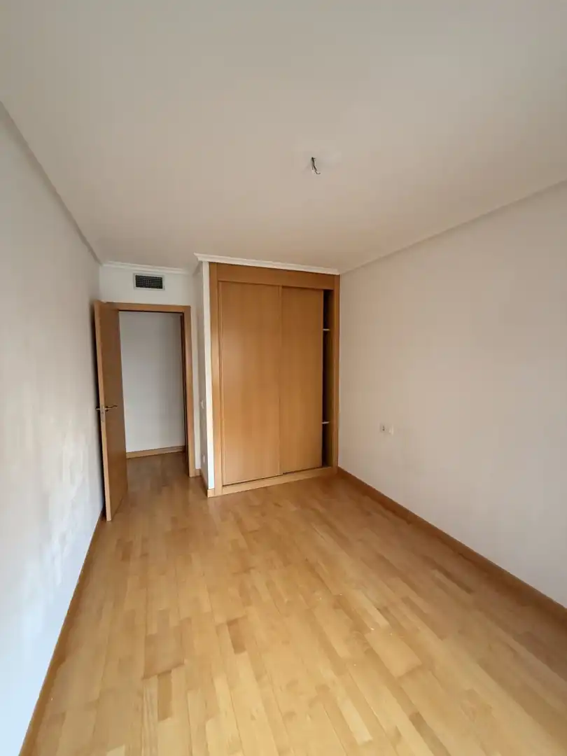 Habitación de Piso en venta en  Logroño con Calefacción, Parquet y Trastero