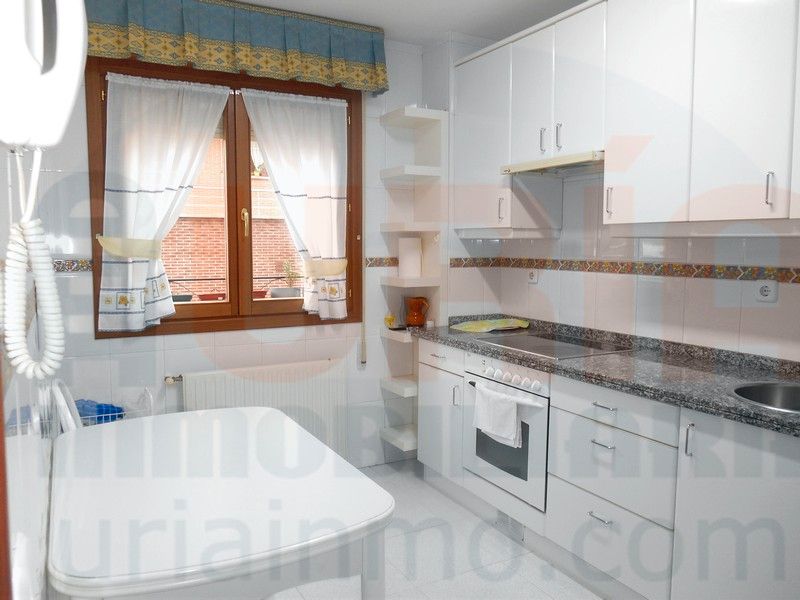 Cocina de Piso en venta en Oviedo  con Calefacción, Parquet y Trastero