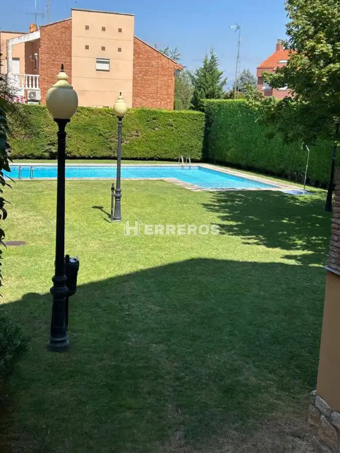 Piscina de Dúplex en venda en Villamediana de Iregua amb Calefacció, Parquet i Terrassa