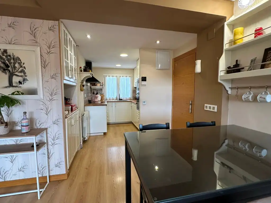 Cuina de Pis en venda en Gijón  amb Calefacció, Parquet i Moblat