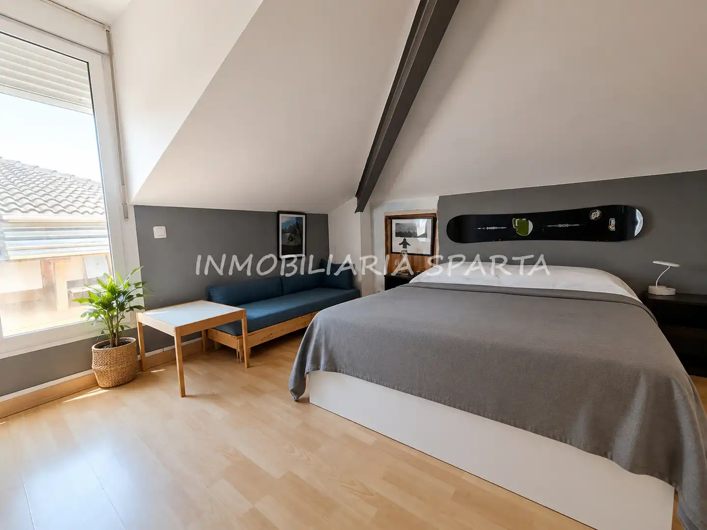 Dormitori de Casa adosada en venda en Santiponce amb Aire condicionat, Parquet i Terrassa