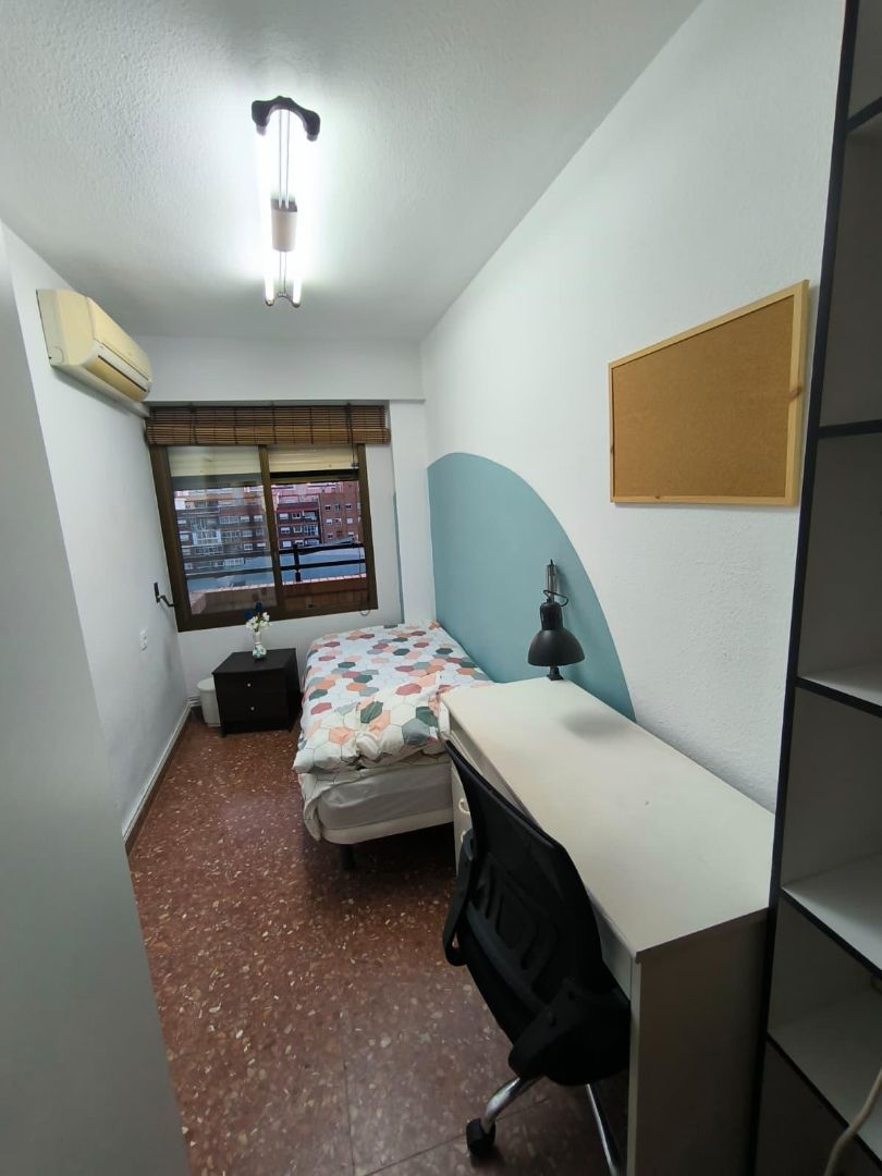 Bedroom of Flat to rent in  Valencia Capital  with Air Conditioner, Oven and Microwave