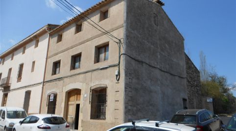 Casa de pueblo en venta en el casco urbano de la tranquila localidad de Alcalalí. Es una vivienda esquinera que cuenta con una sup