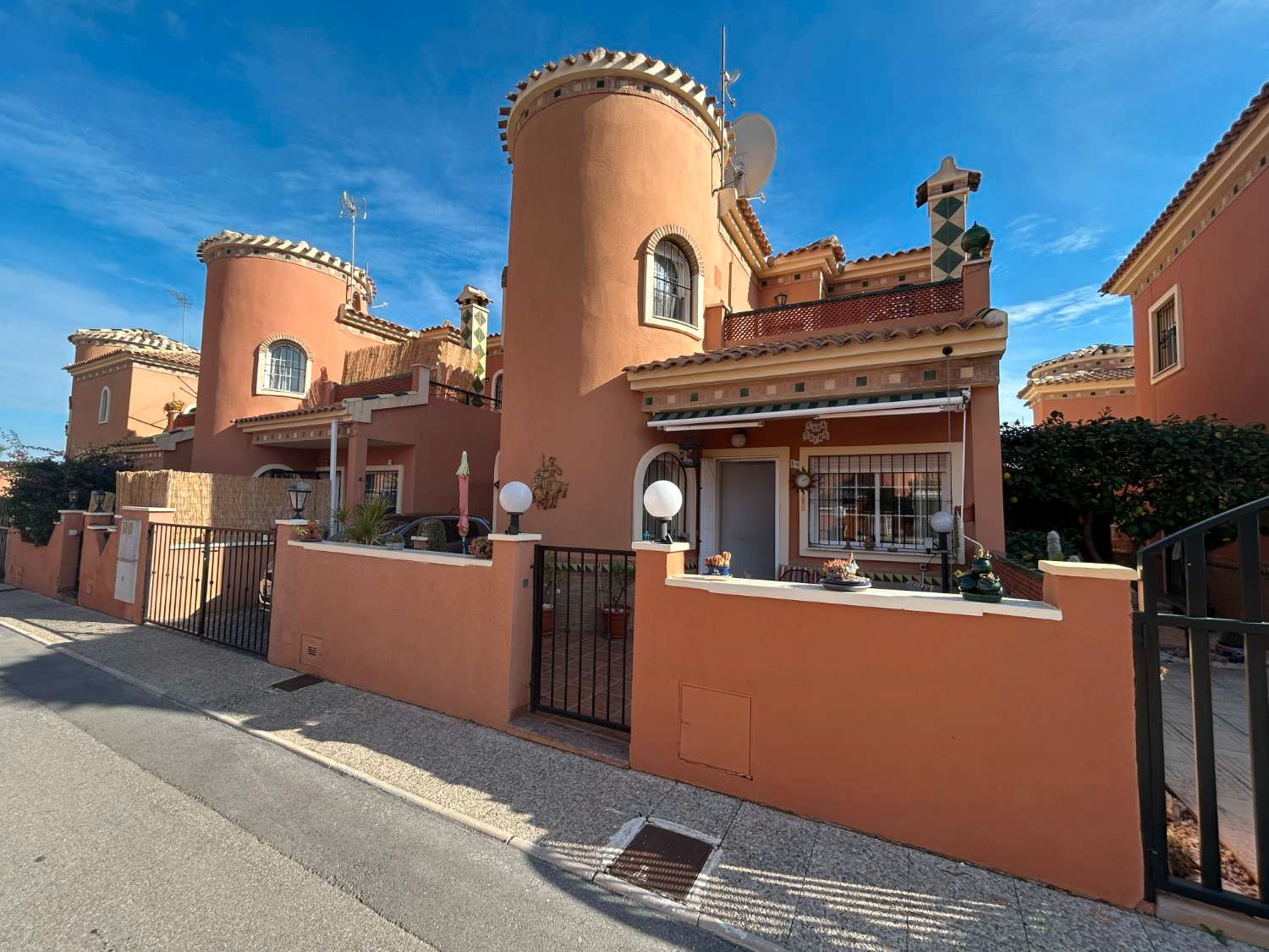 Vista exterior de Casa o xalet en venda en Orihuela amb Aire condicionat, Moblat i Internet