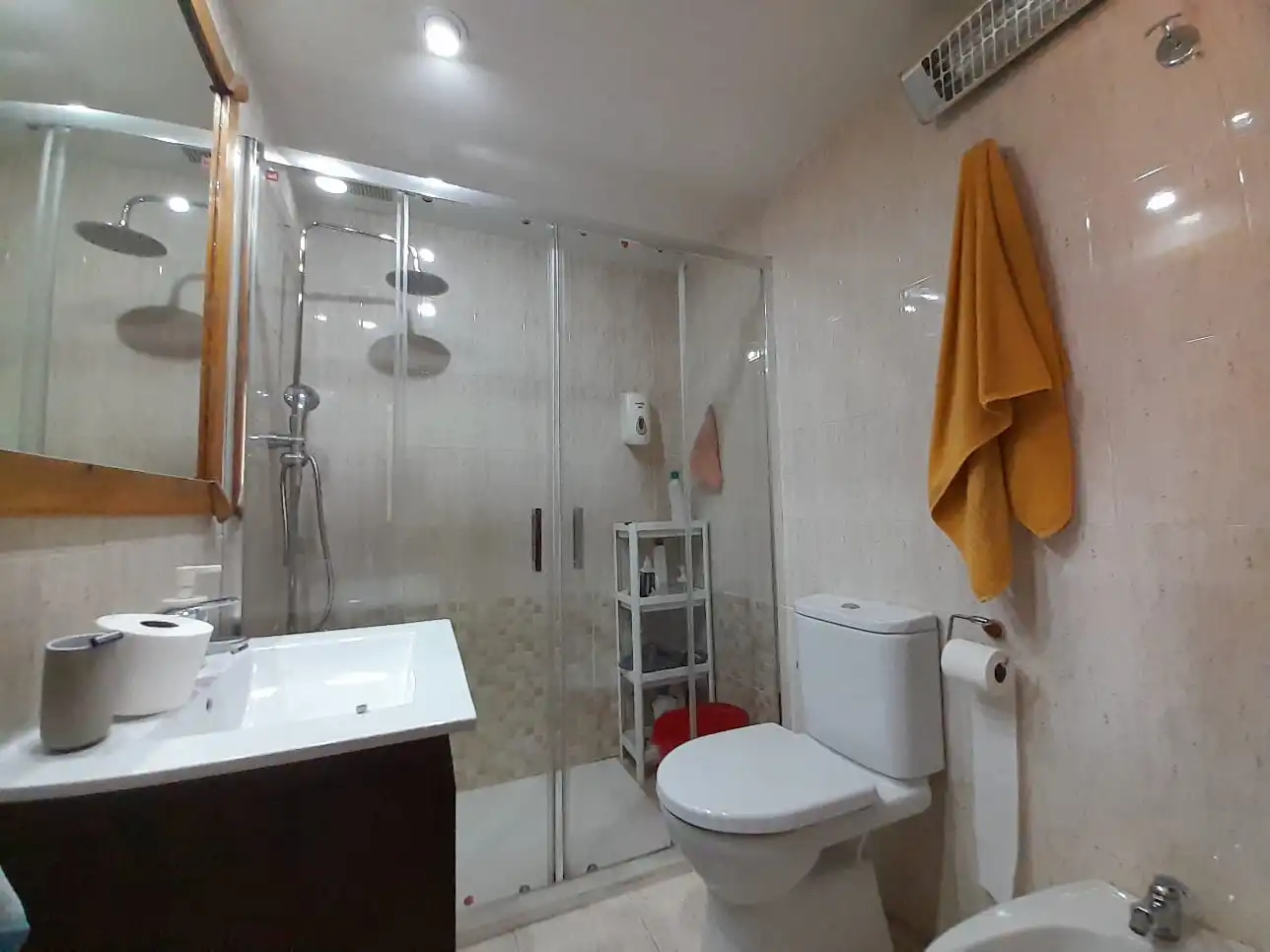 Bathroom of Flat for rent in Madrid  with Air Conditioner, Heating and Parquet flooring