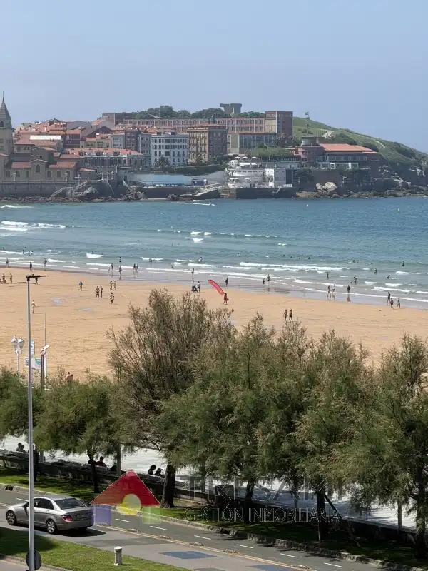 Vista exterior de Pis en venda en Gijón  amb Calefacció i Moblat