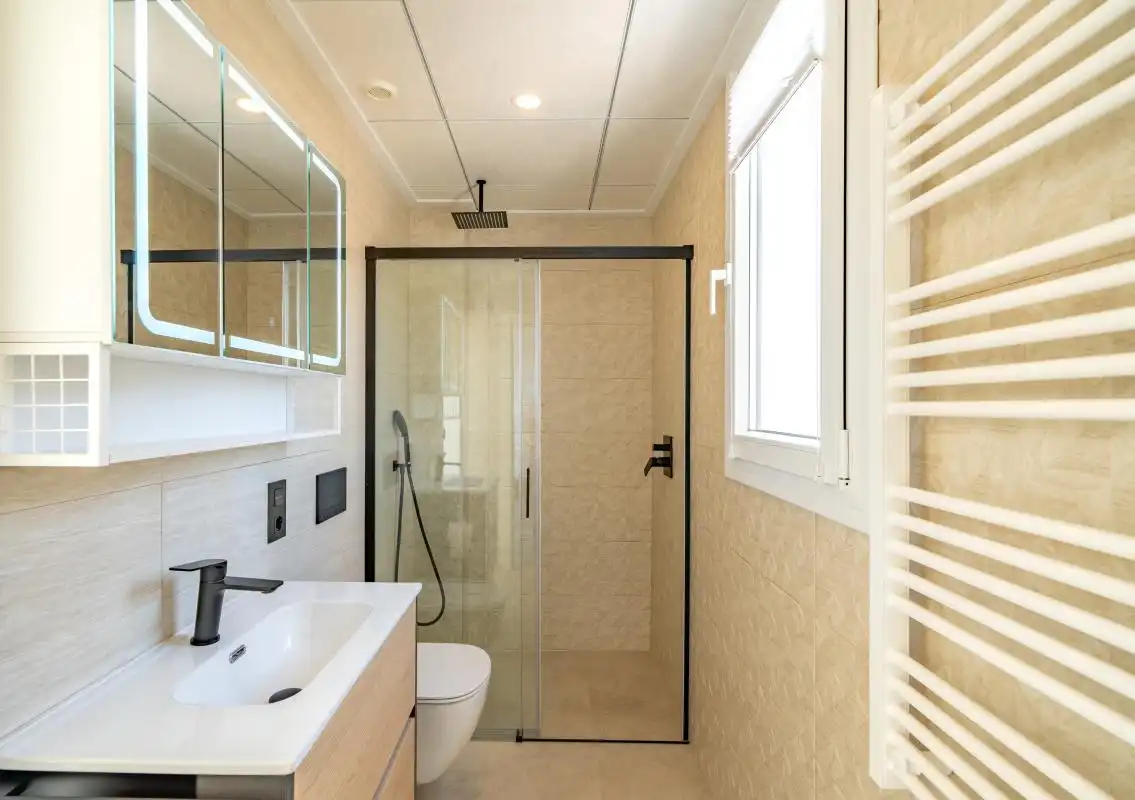 Baño de Piso en venta en Guardamar del Segura con Aire acondicionado, Calefacción y Piscina
