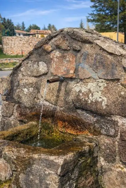 Vista exterior de Pis en venda en Las Navas del Marqués  amb Calefacció, Terrassa i Traster