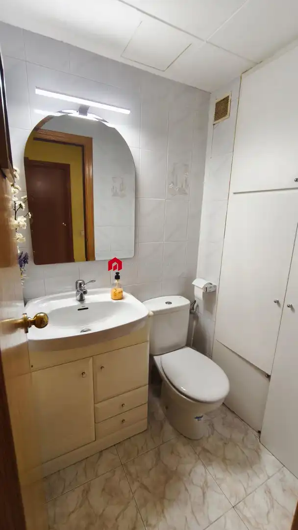 Badezimmer von Einfamilien-Reihenhaus zum Verkauf in Roquetes mit Klimaanlage, Heizung und Privatgarten