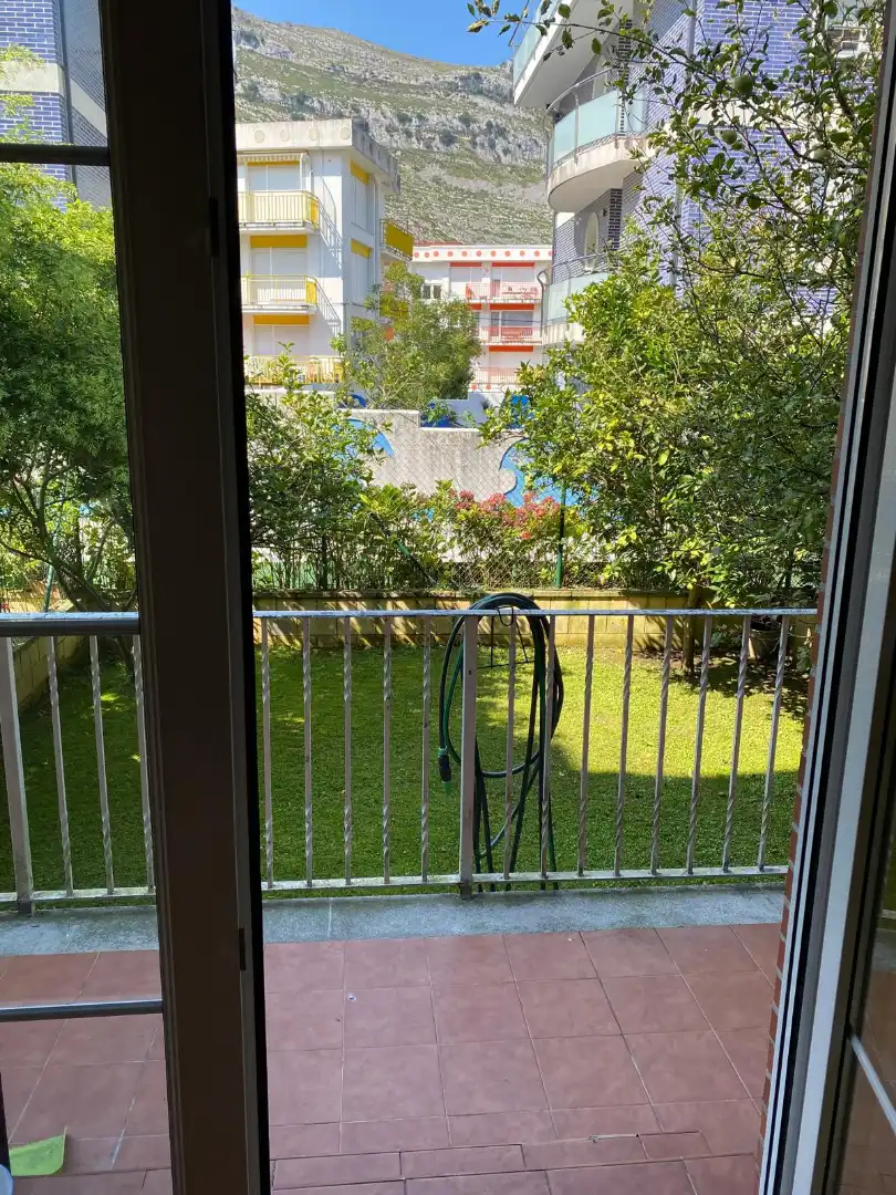 Terrasse von Einfamilien-Reihenhaus zum Verkauf in Castro-Urdiales mit Heizung, Privatgarten und Parkett
