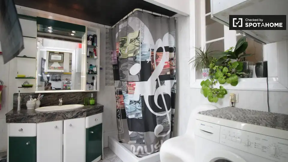 Bathroom of Flat for share in Barcelona  with Air Conditioner and Terrace